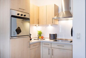 Kjøleskap, ovn, kokeplater og oppvaskmaskin