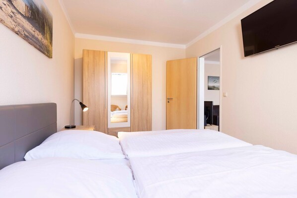 3 عدّة غرف نوم وخزنة داخل الغرفة وواي فاي