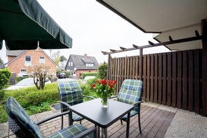 Outdoor dining - (DKK5) Holiday apartment Ostseeperle - Holiday apartment "Ostseeperle" up to 3 persons (Timmendorfer Strand)