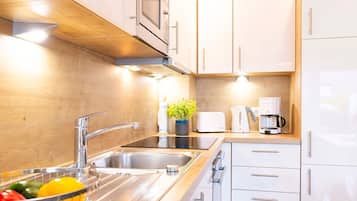 Refrigerador, microondas, horno, placa de cocina