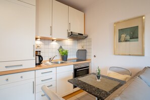 Kjøleskap, ovn, kokeplater og vannkoker