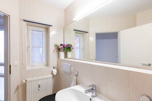 Unclassified image, 2 of 13, button