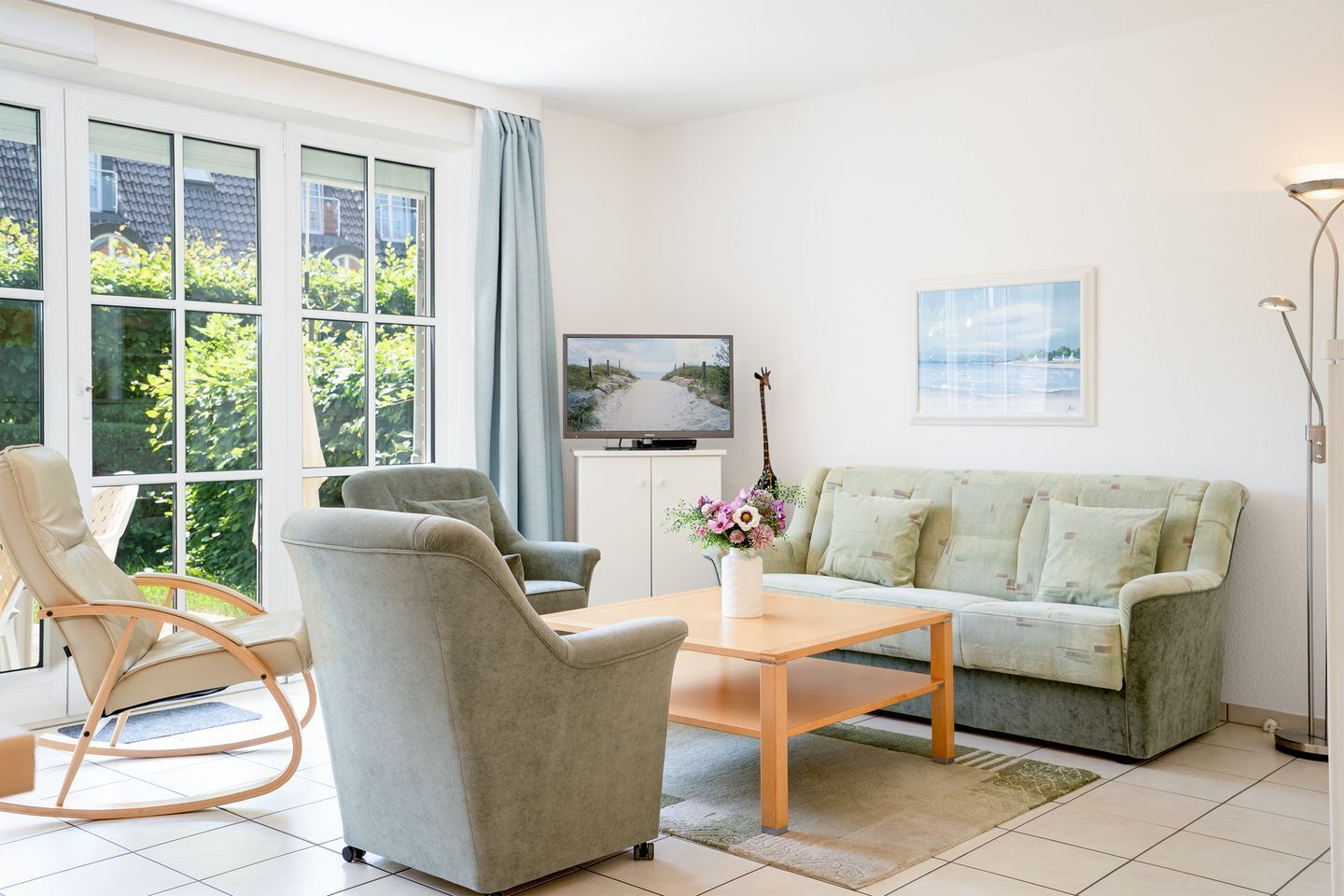 Een televisie, een dvd-speler en een stereo