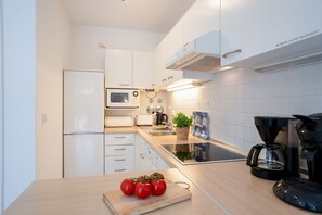 Fridge, microwave, oven, stovetop - (OST1) Holiday apartment "Lörper 1" - Holiday apartment "Lörper 1" up to 3 persons (Timmendorfer Strand)