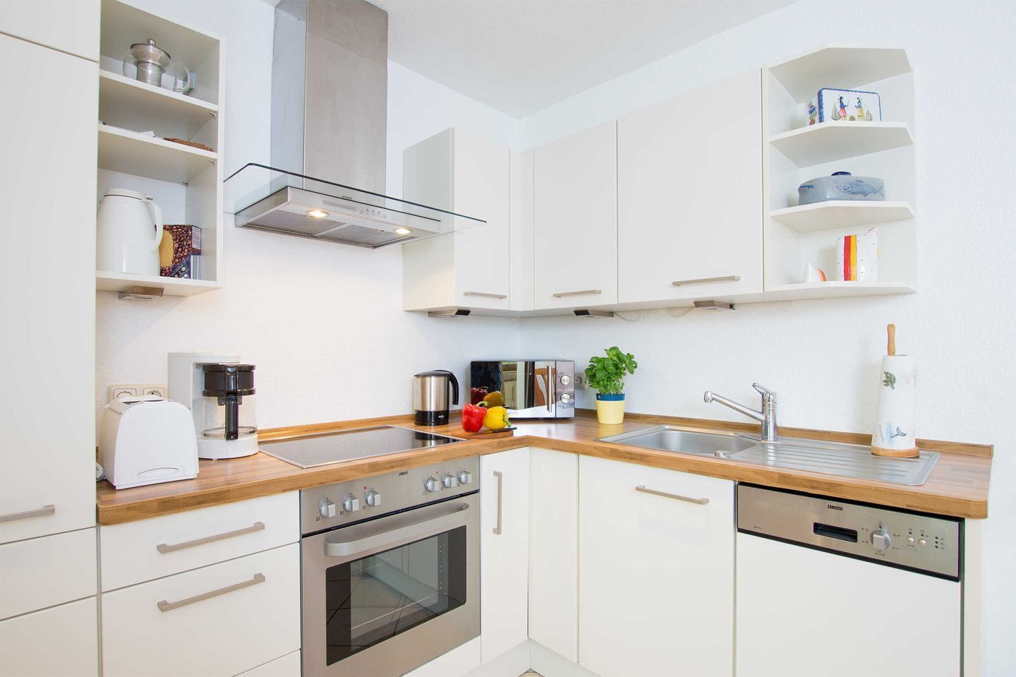 Kjøleskap, mikrobølgeovn, ovn og kokeplater