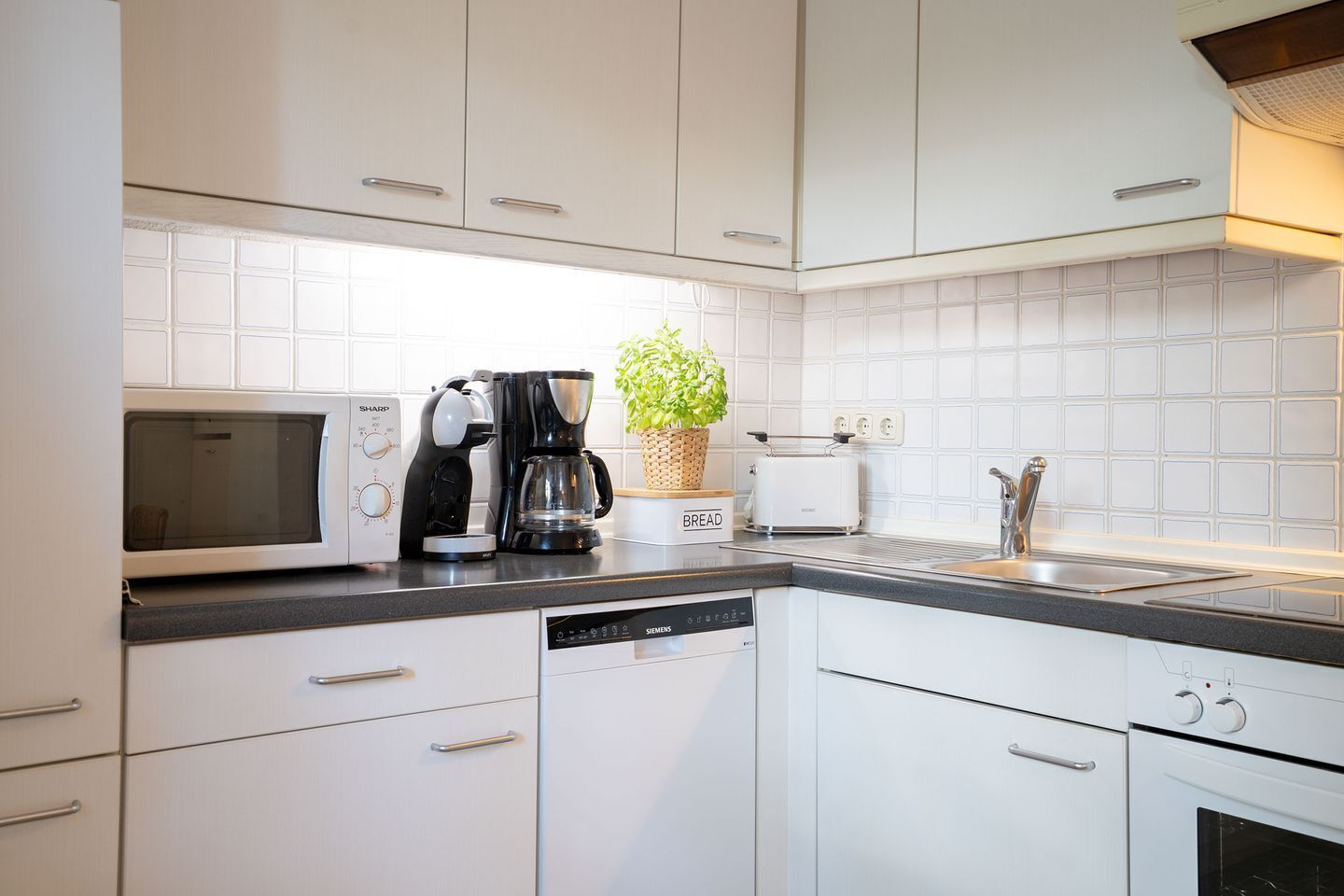 Wasserkocher mit Kaffee-/Teezubehör, Kühlschrank, Mikrowelle, Ofen