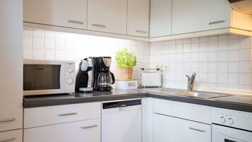 Wasserkocher mit Kaffee-/Teezubehör, Kühlschrank, Mikrowelle, Ofen