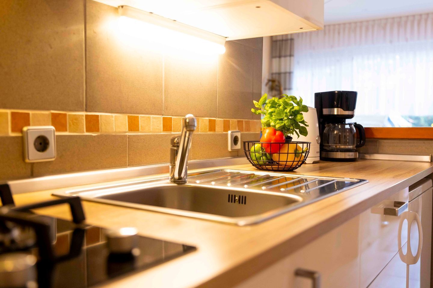 Kühlschrank, Mikrowelle, Herdplatte, Wasserkocher mit Kaffee-/Teezubehör