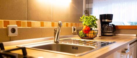 KĂŒhlschrank, Mikrowelle, Herdplatte, Wasserkocher mit Kaffee-/Teezubehör