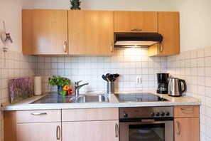 ثلاجة، ميكروويف، موقد طهي مسطح، ماكينة لصنع القهوة/الشاي