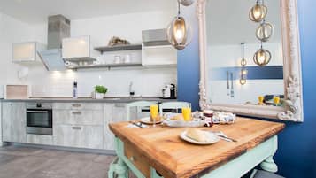 Kühlschrank, Mikrowelle, Ofen, Herdplatte