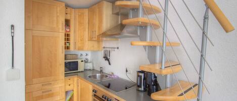 Een koelkast, een microgolfoven, een oven, een kookplaat