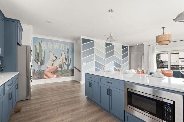 冷蔵庫、電子レンジ、オーブン、コンロ