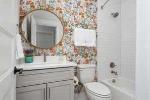 シャワー付き浴槽、ヘアドライヤー、タオル、石鹸