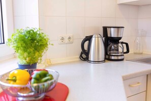 Fridge, microwave, oven, stovetop - (OST35b) Holiday apartment "Derndinger" - Holiday apartment "Derndinger" up to 4 persons (Timmendorfer Strand)