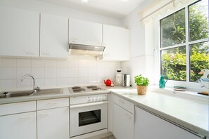 Fridge, microwave, oven, stovetop - (OST33b) Apartment "Nowack" - Apartment "Nowack" for 2 persons (Timmendorfer Strand)
