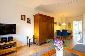 Televisie, een dvd-speler en een stereo