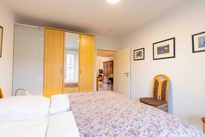 2 slaapkamers, een strijkplank/strijkijzer, wifi