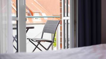 1 bedroom, desk, WiFi