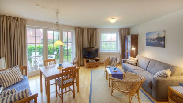 Een televisie, een dvd-speler en een stereo