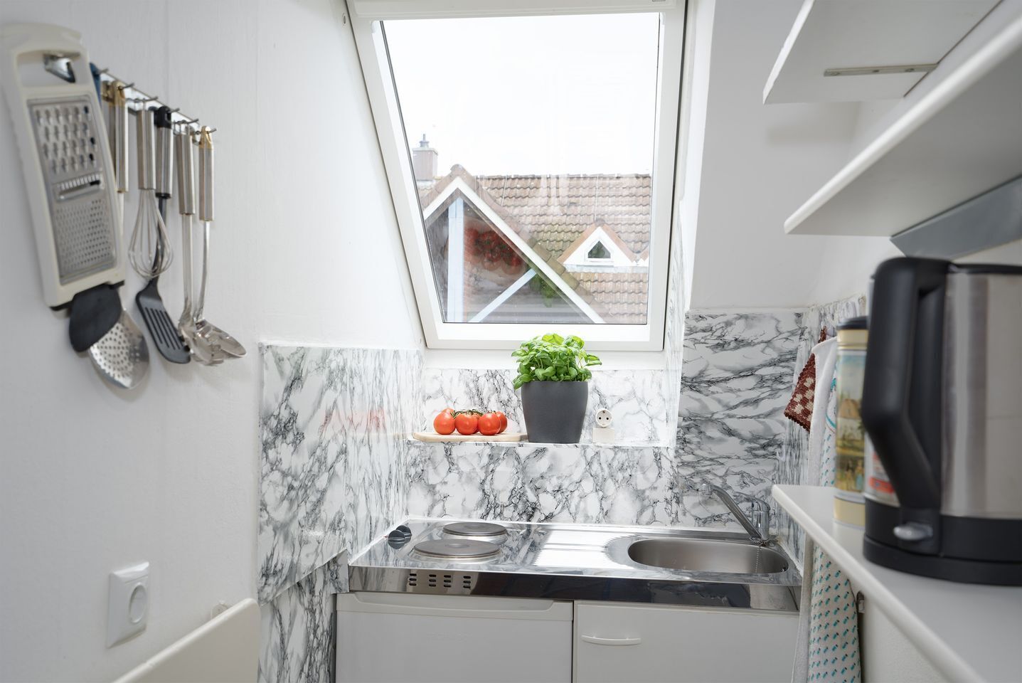 Een koelkast, een microgolfoven, een koffiezetapparaat/waterkoker