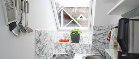 Réfrigérateur, micro-ondes, cafetiÚre/bouilloire, bouilloire électrique