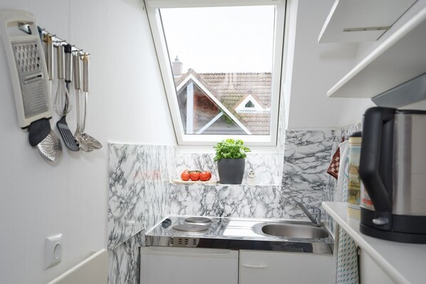 ثلاجة، ميكروويف، ماكينة لصنع القهوة/الشاي، غلّاية كهربائية