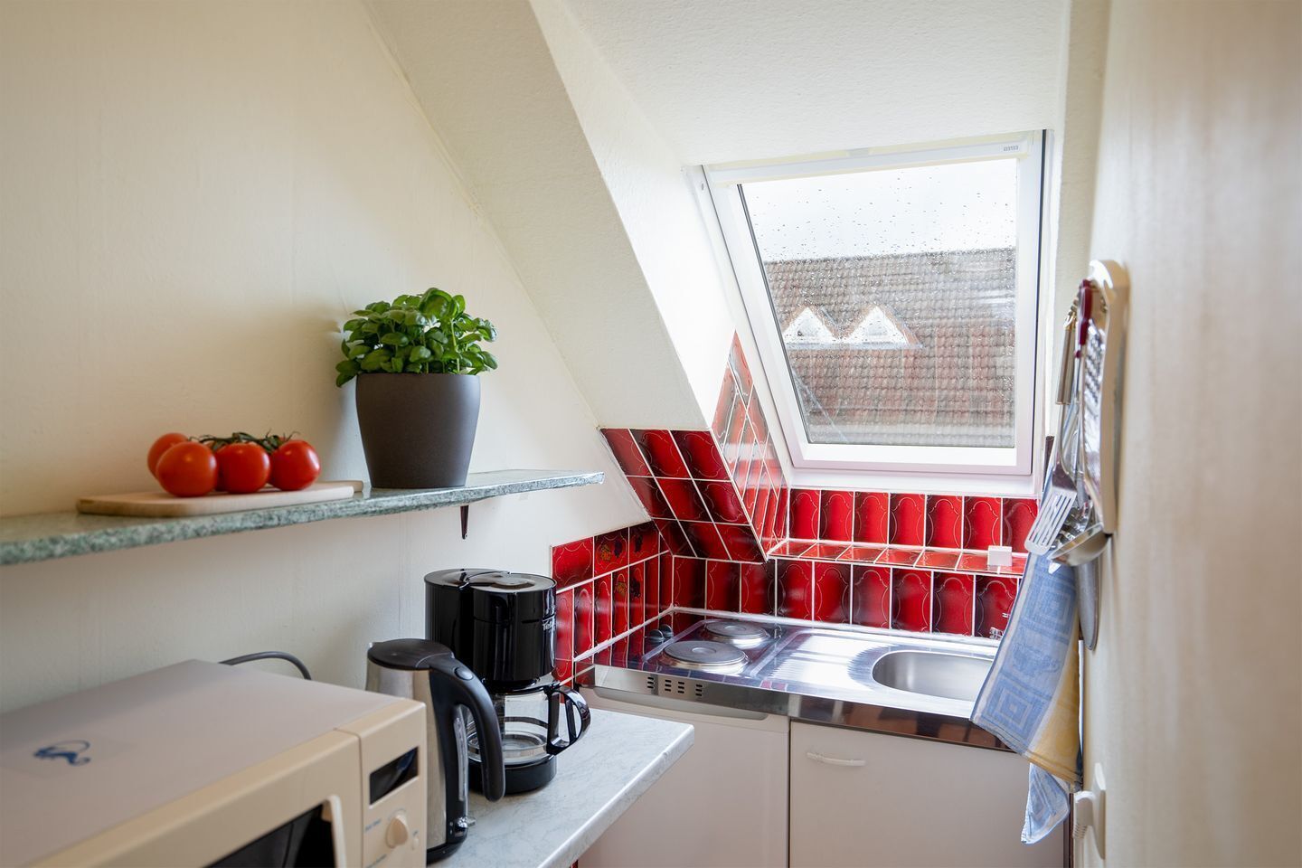 Kühlschrank, Mikrowelle, Wasserkocher mit Kaffee-/Teezubehör