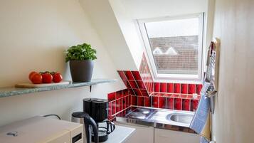 Kühlschrank, Mikrowelle, Wasserkocher mit Kaffee-/Teezubehör