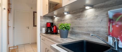 Kühlschrank, Mikrowelle, Wasserkocher mit Kaffee-/Teezubehör