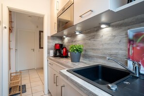 Fridge, microwave, coffee/tea maker, electric kettle - (HER16d) Holiday apartment "Ankes Gästehaus 2" - Holiday apartment "Ankes Gästehaus 2" (Timmendorfer Strand)