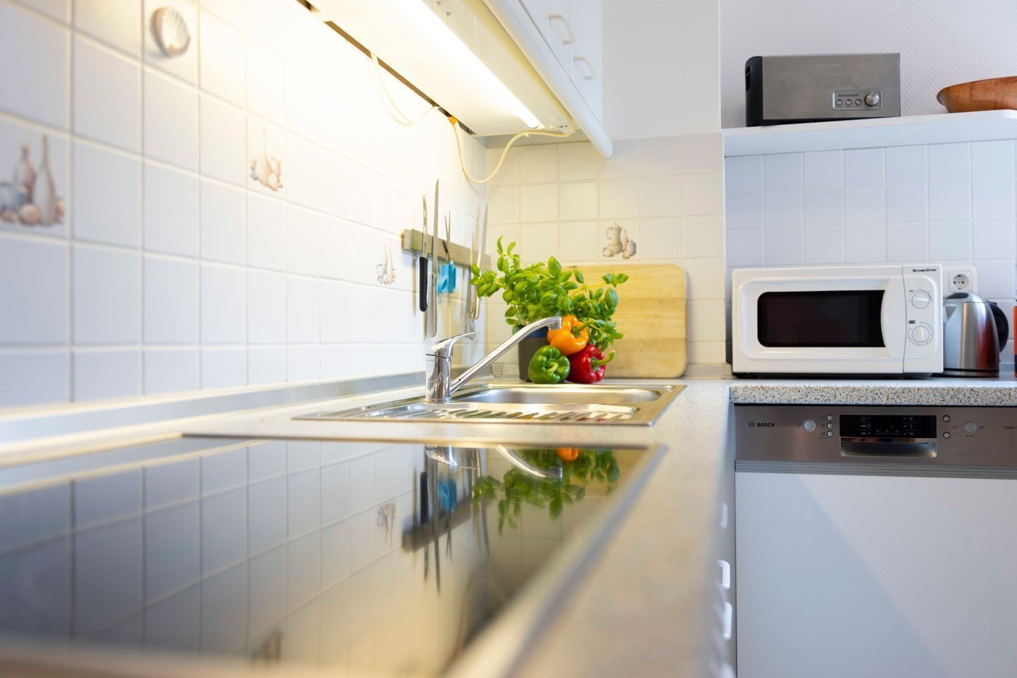 Geladeira, micro-ondas, fogão, cooktop