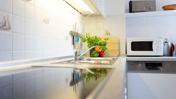 Wasserkocher mit Kaffee-/Teezubehör, Kühlschrank, Mikrowelle, Ofen