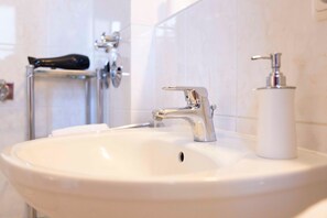 صورة غير مصنفة، 3 من 19، زرّ