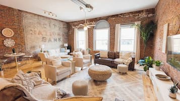 Una televisión, una oficina