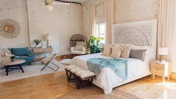 2 slaapkamers, een bureau, een strijkplank/strijkijzer, reisbedje