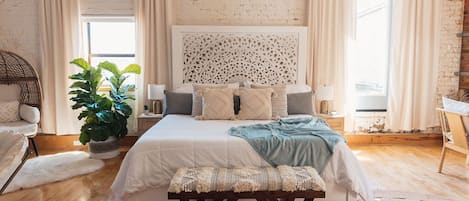 2 habitaciones, escritorio y tabla de planchar con plancha