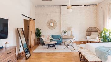 2 habitaciones, escritorio y tabla de planchar con plancha