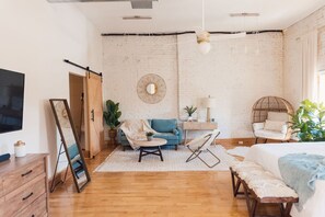 2 chambres, bureau, fer et planche à repasser, lit de bébé portatif