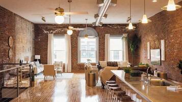 Una televisión, una oficina