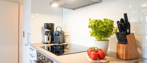 Coffee/tea maker, fridge, oven, stovetop
