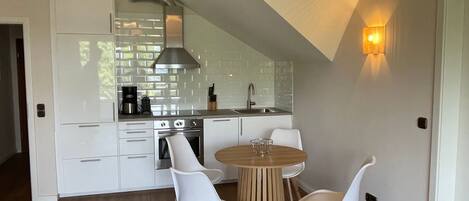Coffee/tea maker, fridge, oven, stovetop