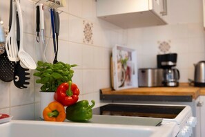 Réfrigérateur, four à micro-ondes, un four, surface de cuisson