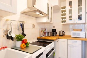 ثلاجة، ميكروويف، فرن، موقد طهي مسطح