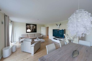 Fernseher, DVD-Player, Stereoanlage