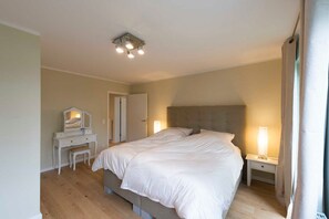 3 عدّة غرف نوم وخزنة داخل الغرفة وواي فاي وملاءات أسرّة