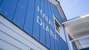 Un edificio con el nombre 'HAUS DIANA' en su fachada.