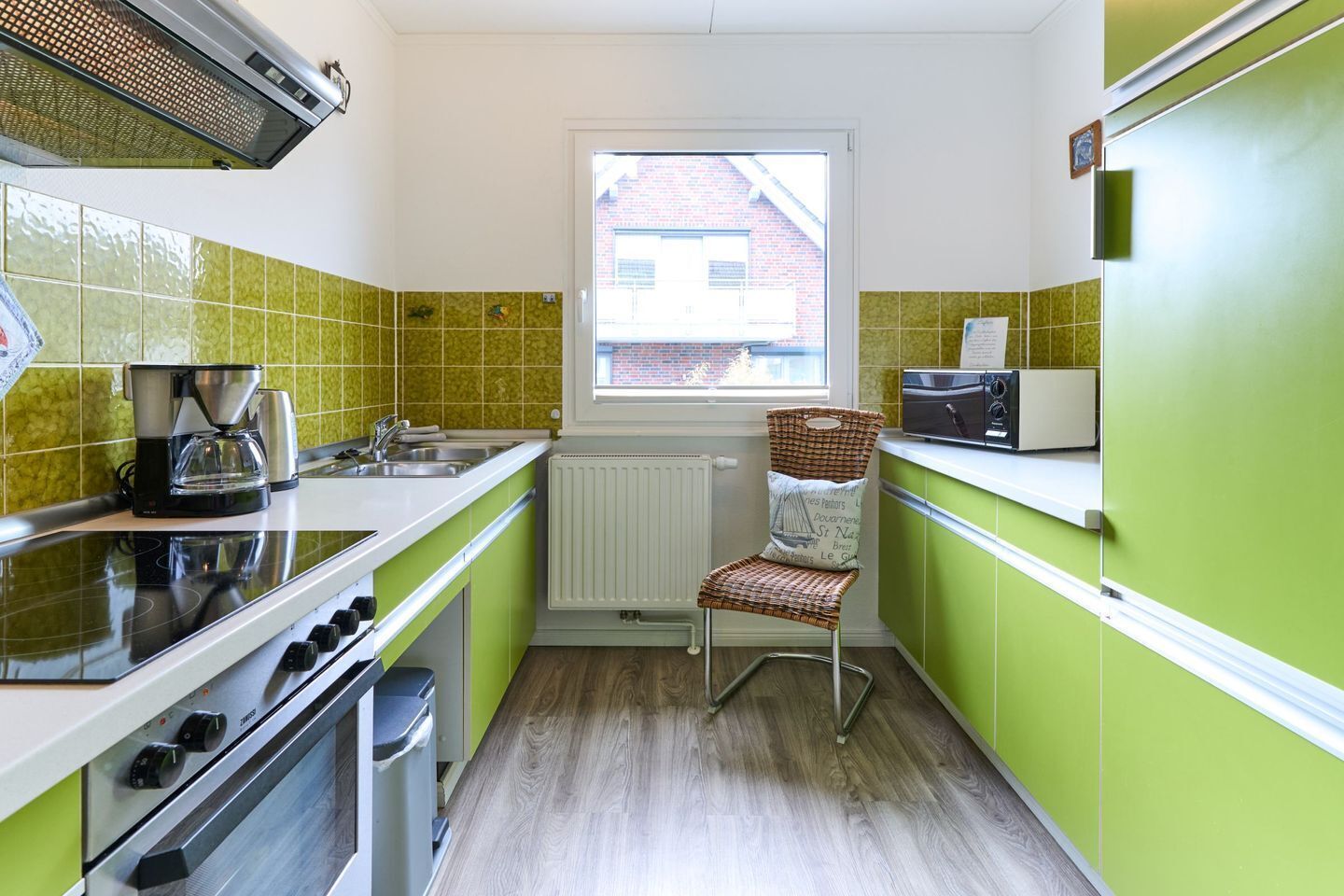Kjøleskap, mikrobølgeovn, kokeplater og kaffetrakter/tekoker
