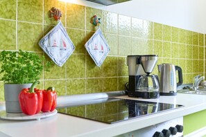 Kjøleskap, mikrobølgeovn, kokeplater og kaffetrakter/tekoker