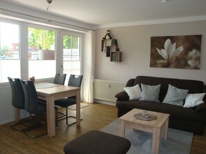 Una televisión, una mesa de tenis de mesa, un reproductor estéreo